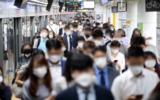 서울 광화문역에서 시민들이 마스크를 쓴 채 출근길에 나서고 있다. /사진=뉴스1