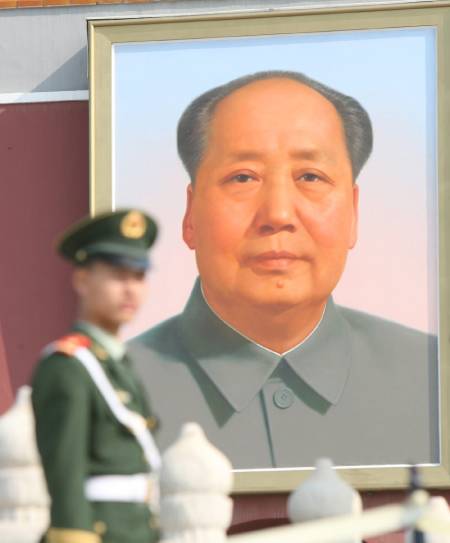 마오쩌둥은 주요 모순이 지도적·결정적이고, 기타 모순은 부차적·종속적이라고 했다. 사진은 톈안먼광장에 걸린 마오쩌둥 초상화. [동아DB]