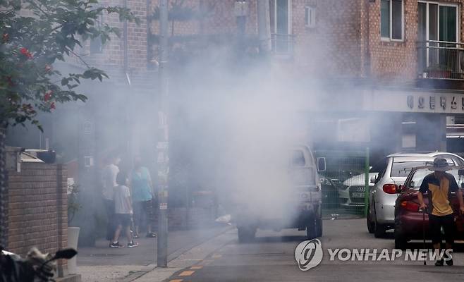 도봉구 데이케어센터 주변 방역 (서울=연합뉴스) 홍해인 기자 = 12일 13명의 신종 코로나 바이러스 감염증(코로나19) 확진자가 발생한 것으로 전해진 서울 도봉구 성심데이케어센터 인근 골목에서 소독차량이 방역 작업을 하고 있다.       도봉구는 재난 긴급문자를 통해 최근 센터를 방문한 주민들이 보건소에서 즉시 상담·검사를 받도록 당부했다. hihong@yna.co.kr