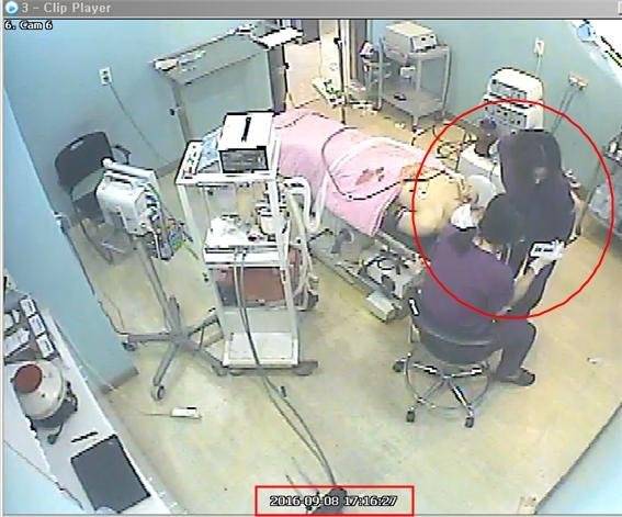 수술대에 누워있는 고 권대희씨를 앞에 두고 간호조무사들이 휴대폰을 보고 있다. 권씨 어머니 이나금씨는 CCTV와 의무기록지 교차 분석을 통해 당시 권씨 혈압이 80정도로 위험 상태였다는 사실을 밝혔다. 고 권대희씨 유족 제공.