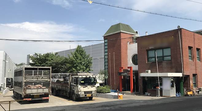 도축장 앞에서 10여분을 대기하던 트럭은 사라진지 30분만에 빈 트럭으로 다시 나타났다.