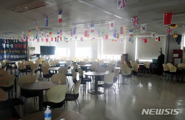 [서울=뉴시스]홍효식 기자 = 건강용품 판매업체인 '리치웨이'와 관련해 신종 코로나바이러스 감염증(코로나19) 확진자가 10명으로 집계된 4일 오후 서울 관악구 소재 폐쇄된 리치웨이 사무실이 보이고 있다. 2020.06.04. yesphoto@newsis.com