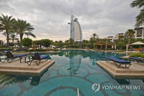 문을 닫은 아랍에미리트(UAE) 두바이의 수영장 [AFP=연합뉴스자료사진]
