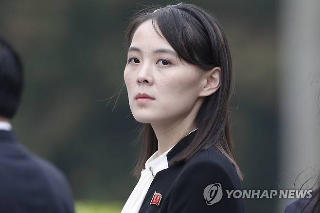 북, 김여정 "화력전투훈련 자위적 행동, 청와대 사고에 경악" (서울=연합뉴스) 북한 김정은 국무위원장의 여동생인 김여정 노동당 제1부부장은 청와대가 북한의 합동타격훈련에 우려를 표한 데 대해 경악을 표했다고 조선중앙통신이 3일 보도했다.      김 제1부부장은 이날 밤 '청와대의 저능한 사고방식에 경악을 표한다'는 제목의 담화에서 전날 있은 인민군 전선장거리포병부대의 화력전투훈련을 두고 "우리는 그 누구를 위협하고자 훈련한 것이 아니라"면서 자위적 차원이라고 밝혔다. 사진은 지난 2019년 3월 2일 김정은 북 국무위원장 베트남 방문 당시 호찌민 묘 참배를 수행한 김여정의 모습. 2020.3.4 [연합뉴스 자료사진] hkmpooh@yna.co.kr
