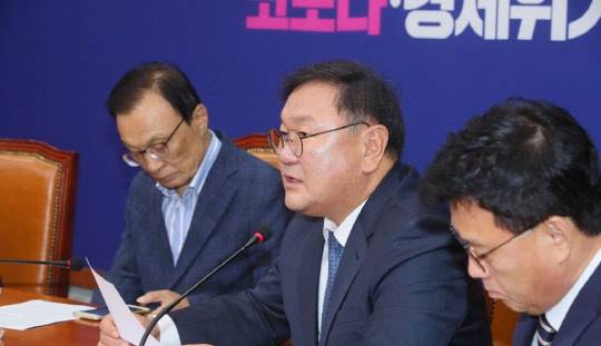 더불어민주당 김태년(왼쪽 두번째) 원내대표는 지난 12일 최고위원회의에서 "집값 안정을 위해 단호히 대처하겠다"며 "정부와 함께 선제적이고 과감한 대책으로 주택시장 불안을 방지할 것"이라고 밝혔다.<연합뉴스>
