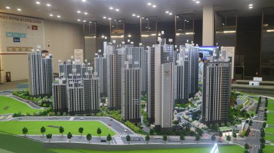 롯데건설이 지난해에 이어 올해 부산진구에서 새 아파트를 분양한다. 이 단지는 8월 지방광역시 분양권전매제한 강화 이전 분양되는 단지다. 사진은 백양산 롯데캐슬 골드센트럴 단지모형도. <이상현 기자>