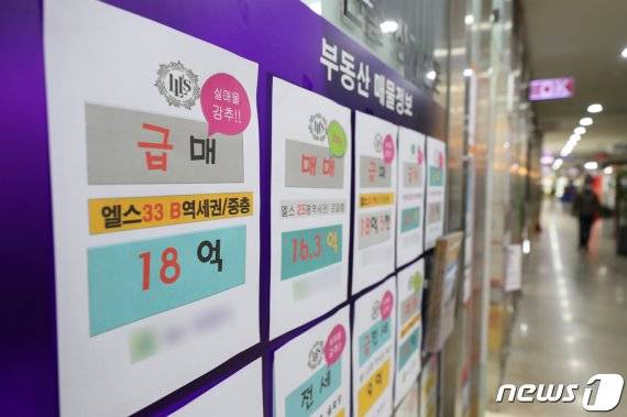 정부가 시장의 불안심리를 잠재울 '당근책'을 내놓지 않는다면 '21번째 부동산 대책' 역시 집값을 잡기엔 '무용지물'일 것이라는 경고가 나오고 있다.