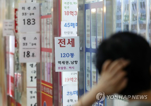 중개업소 창문에 붙은 매매 전세 가격 안내문[연합뉴스 자료사진]