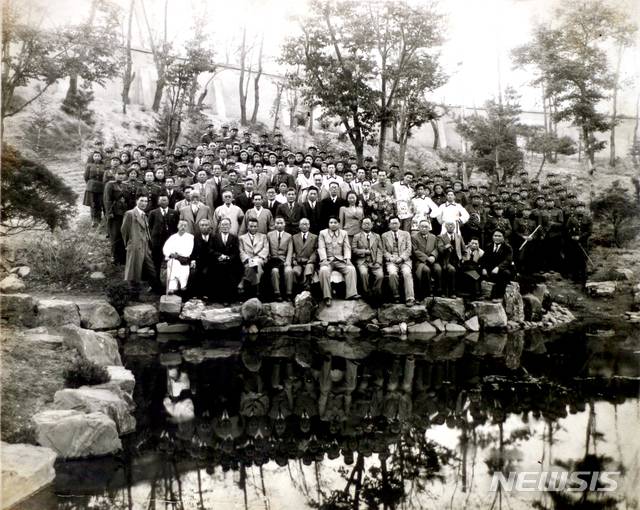 [서울=뉴시스] 1948년 4월 25일 오후 남북제정당·사회단체연석회의 개최 축하 공연을 마치고 주요 간부들과 조선인민군협주단원들이 북조선인민회의 청사 후원에서 기념 촬영을 하고 있다. 1열 왼쪽 세 번째 부터 허헌 남조선노동당 위원장, 김원봉 조선인민공화당 위원장, 이극로 민족자주연맹 정치위원, 김두봉 북조선인민위원회 부위원장, 김일성 북조선인민위원회 위원장, 박헌영 남조선노동당 부위원장 등의 모습이 보인다. 사진 가운데 군복 입은 사람이 정율성 조선인민군협주단장이다. (사진=미디어한국학 제공) 2020.06.14. photo@newsis.com
