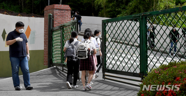 [광주=뉴시스] 신대희 기자 = 12일 광주 남구 모 여자 고등학교에서 학생 1명이 코로나19 의심 환자로 분류돼 학생들이 보건당국의 검사를 받고 귀가하고 있다. 2020.06.12. sdhdream@newsis.com