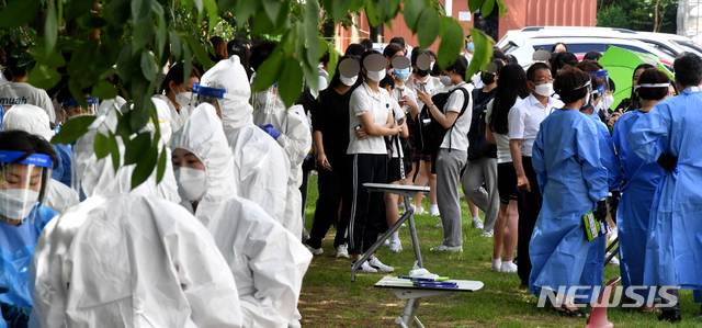 [광주=뉴시스] 신대희 기자 =지난 12일 진행된 광주 대광여고 코로나19 전수검사.