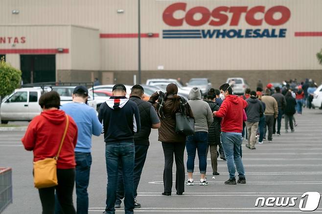 코로나19 확산 속 멕시코 티후아나의 코스트코 매장 앞에 시민들이 길게 줄을 서 있다. © AFP=뉴스1 © News1 우동명 기자