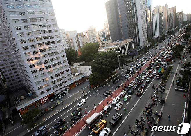 코로나19 팬데믹 속 브라질 상파울루 파울리스타 대로에서 사회적 격리를 반대하는 자이르 보우소나루 대통령의 지지자들이 시위를 하고 있다. © 로이터=뉴스1 © News1 우동명 기자