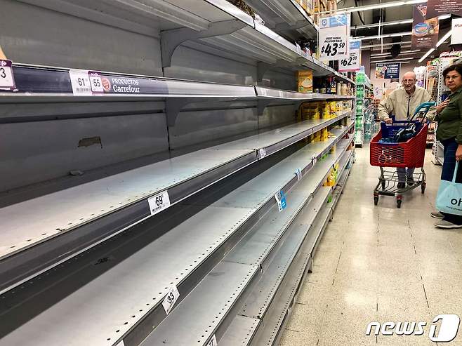 15일(현지시간) 코로나19 확산 속 아르헨티나 부에노스아이레스의 슈퍼마켓 진열대가 시민들의 사재기로 텅 빈 모습이 보인다. © AFP=뉴스1 © News1 우동명 기자