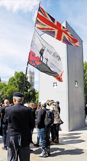 보호막 씌워진 처칠 동상 - 13일(현지 시각) 영국 런던 의회 광장에 세워진 윈스턴 처칠 전 총리의 동상 주변에 보호막이 씌워져 있다. 앞서 인종차별 반대 시위 참가자들에 의해 처칠 동상이 훼손됐었다. /EPA 연합뉴스