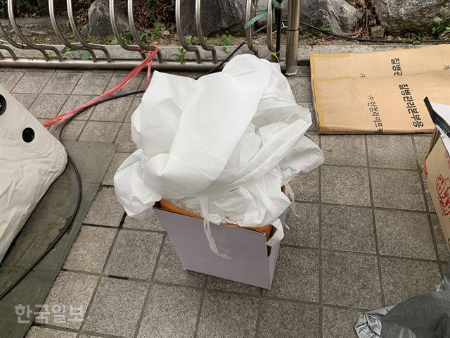 12일 서울 노원구보건소 앞 선별진료소의 방호복 폐기물 상자. 검체 채취 의료진이 한 시간 동안 무려 12명의 검체를 채취하고 벗어놓은 방호복이 쌓여 있다. 김영훈 기자