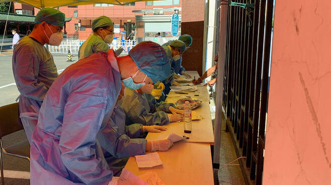 중국 베이징 내 병원의 시민들을 대상으로 핵산 검사 결과를 분류 중인 의료진들 (사진=게티이미지코리아)
