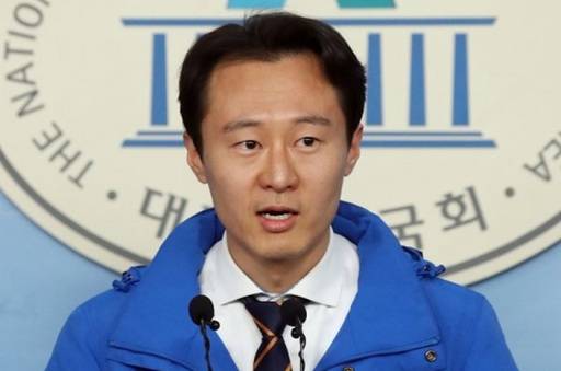 올해 초 4·15총선 선거운동을 할 당시의 더불어민주당 이탄희 의원. 연합뉴스