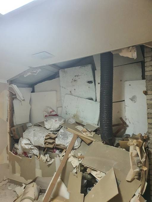 지난달 21일, 경기도 성남의 한 아파트에서 인테리어 공사를 하던 중 벽 내부에서 발견된 각종 폐기물. 조명등 껍데기, 뜯은 벽지, 스티로폼, 석고보드, 나뭇조각 등 대략 5톤 분량. 이전 공사를 맡았던 업체에서 매립한 것으로 추정. 인테리어 전문업체 ‘도담아이디’ 제공.