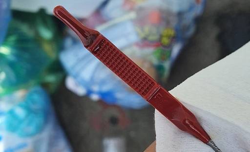 ‘더 뉴 그랜저&nbsp;IG’의 페이스리프트 모델에서 불거진 오일 감소 증거 사진. 신차 출고 시 ‘FULL’(가득)이었던 엔진오일이 약 1000㎞&nbsp;주행 후엔 반 이하로 떨어지는 문제가 발생하고 있다. 사진 속 문제가 심각한 차량은 ‘LOW’(최하) 게이지 이하로 확인되는 현상이 나타났다. 이와 관련 현대차 서비스센터 관계자는 “엔진 오일 소모는 소폭 있을 수 있지만 로우 게이지로 떨어지는 건 분명 문제가 있는 것”이라고 설명했다고 한다. 온라인 커뮤니티 캡처