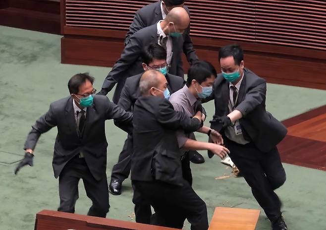 ⓒAP Photo5월28일 입법회에서 국가법 초안 심의에 항의하는 테드 후이 의원을 경비원이 제지하고 있다.