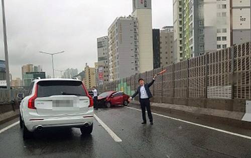 교통사고 현장 통제하는 결혼식 가던 경찰 [부산경찰청 제공. 재판매 및 DB 금지]