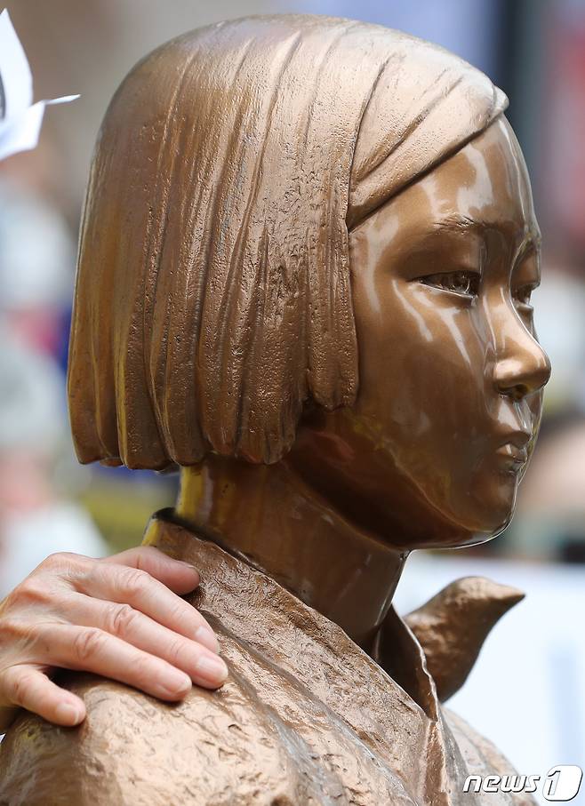 10일 오후 서울 종로구 옛 일본대사관 앞에서 열린 제1443차 일본 성노예제 문제해결을 위한 수요집회에서 정의기억연대, 평화나비 등 시민단체 회원들이 정의기억연대 지지 및 일본의 사죄를 촉구하고 있다. 2020.6.10/뉴스1 © News1 이성철 기자