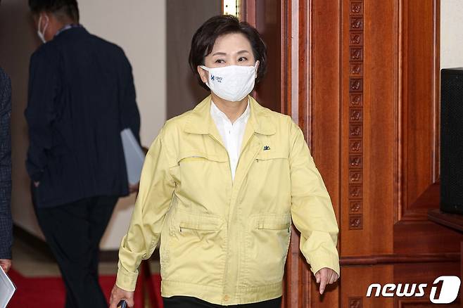 김현미 국토교통부 장관이15일 정부서울청사에서 열린 '대외경제장관회의'에 참석하고 있다. © News1 임세영 기자
