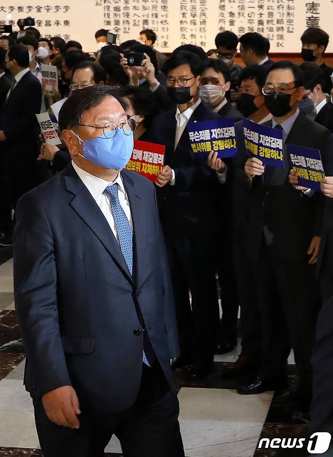 김태년 더불어민주당 원내대표가 서울 여의도 국회에서 열린 제379회 국회(임시회) 제5차 본회의에 주호영 원내대표 등 미래통합당 의원들의 항의를 받으며 입장하고 있다. 2020.6.15/뉴스1 © News1 이동해 기자
