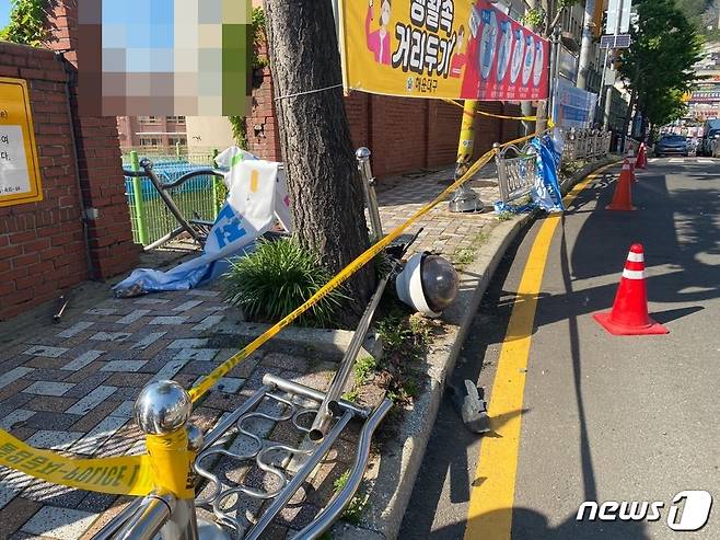 15일 오후 3시29분쯤 부산 해운대구 재송동의 한 초등학교 앞 어린이보호구역(스쿨존)에서 운행 중이던 아반떼가 인도에 서 있던 6살짜리 여자 어린이와 어머니를 들이받은 뒤 학교 담벼락 아래로 떨어졌다. 사고 현장에 주변에 폴리스 라인이 설치된 모습.(부산지방경찰청 제공)© 뉴스1