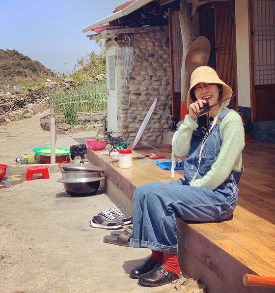 오버롤 팬츠에 니트, 버킷햇으로 소탈한 무인도 룩을 연출한 배우 공효진. 사진 공효진 인스타그램