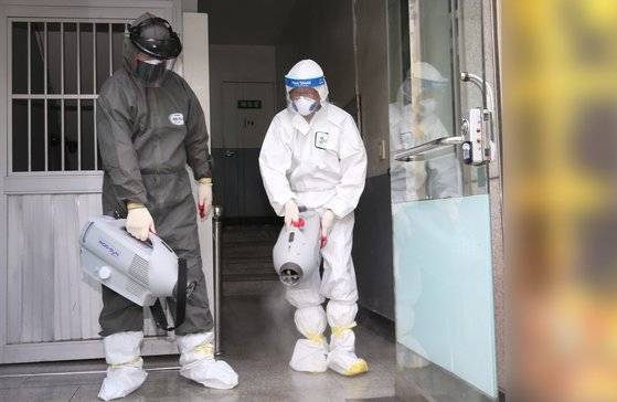 신종 코로나바이러스 감염증(코로나19) 확진자가 대전 서구 괴정동 소재 다단계판매업체 제품 설명회장을 방문한 것으로 확인된 가운데 16일 오전 서구 보건소 방역관계자들이 해당 건물을 방역하고 있다. 뉴스1