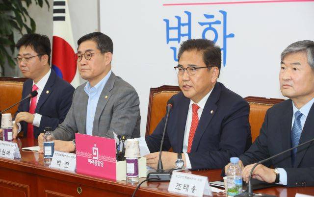 북한이 개성 남북공동연락사무소를 폭파한 16일 국회에서 미래통합당 박진 당 외교안보특별위원장이 발언하고 있다. 오른쪽부터 조태용, 박진, 신원식, 지성호 의원. 연합뉴스