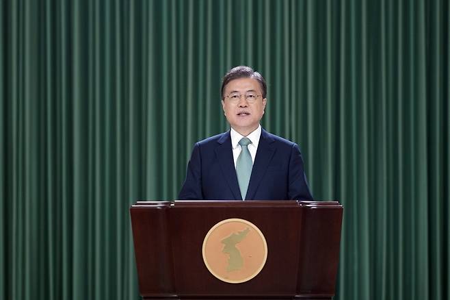 ▲문재인 대통령이 지난 15일 6.15 남북공동선언 20주년 기념식에서 영상축사를 하고 있다. 사진=청와대
