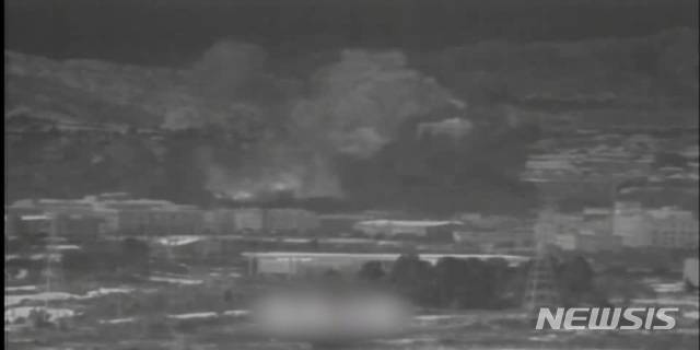 [파주=뉴시스] 북한이 개성공단 내 남북공동연락사무소 청사를 폭파한 것으로 알려진 16일 오후 경기도 파주시 접경지대 군 관측 장비에 개성공단 낸 남북공동연락사무소 폭파 모습이 담겨 있다. 통일부는 북한이 이날 오후 2시 49분께 남북연락사무소 청사를 폭파했다고 밝혔다. (사진=국방부 제공) 2020.06.16.  myjs@newsis.com