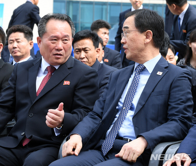 【개성=뉴시스】사진공동취재단 = 조명균 통일부 장관(오른쪽)과 리선권 조평통 위원장이 14일 오전 개성공단에서 열린 남북공동연락사무소 개소식에 참석해 대화를 나누고 있다. 2018.09.14.  photo@newsis.com