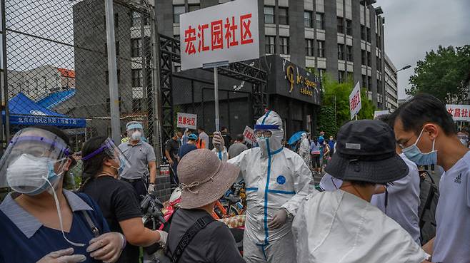 중국 베이징 신파디 농수산물 도매시장과 관련된 사람들의 코로나19 검사에 총력을 기울이는 의료진들 (사진=게티이미지코리아)