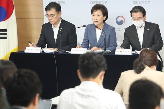 김현미 국토교통부 장관(가운데)과 손병두 금융위원회 부위원장, 김용범 기획재정부 차관이 17일 오전 서울 종로구 세종로 정부서울청사에서 열린 “주택시장 과열요인 관리방안”에 대해 발표하고 있다 (사진=이데일리 이영훈 기자)