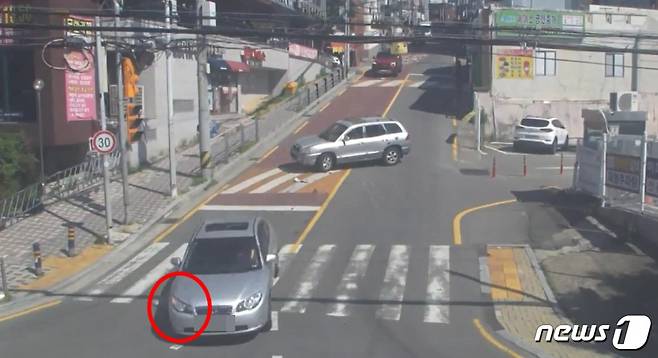 지난 15일 오후 3시29분 부산 해운대구 재송동의 한 초등학교 앞 스쿨존을 주행하던 아반떼가 좌회전하던 싼타페에 부딪힌 뒤 인도를 걸어가던 6세 여자 어린이와 어머니(36)를 들이받고 학교 담벼락 아래로 떨어졌다. 아반떼가 싼타페에 부딪힌 직후 오른쪽 깜빡이를 켠 채 인도로 돌진하는 모습.(부산지방경찰청 제공)© 뉴스1