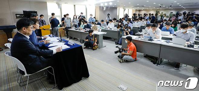 김현미 국토교통부 장관이 17일 오전 서울 종로구 정부서울청사에서 주택시장 과열요인 관리방안(6·17대책)을 발표하고 있다. © News1 안은나 기자
