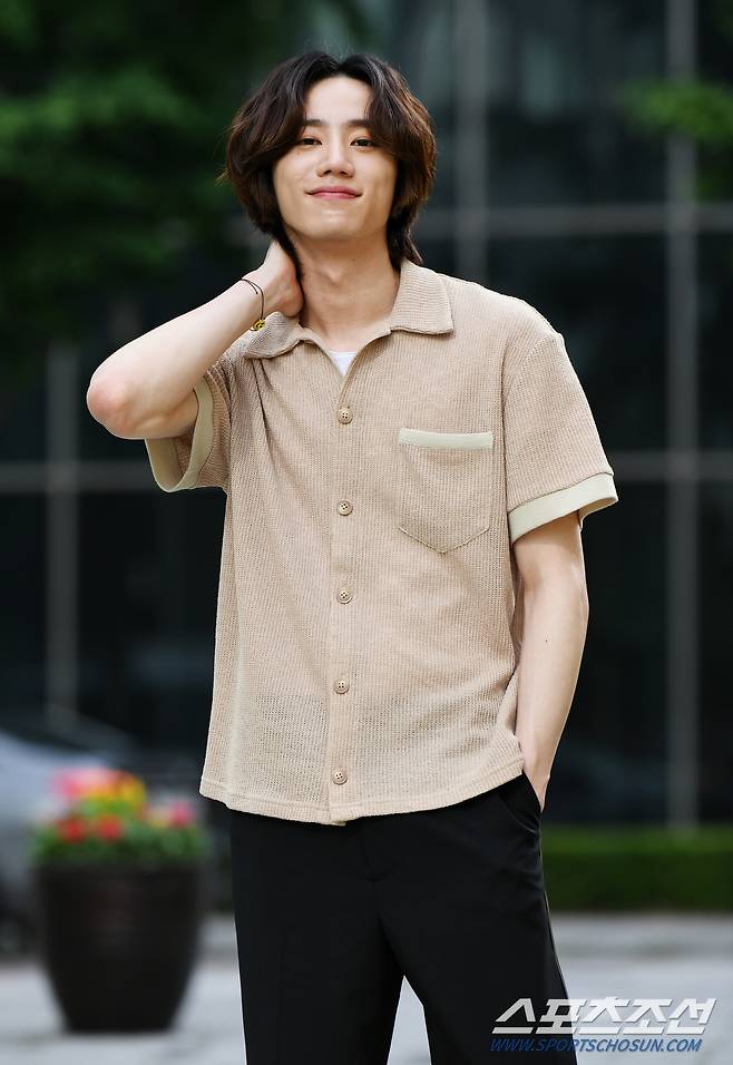 드라마 '굿 캐스팅'에서 인상적인 연기를 펼친 배우 이준영이 9일 오후 서울 청진동의 한 카페에서 인터뷰에 응했다. 이준영이 카메라 앞에서 포즈를 취하고 있다. 정재근 기자 cjg@sportschosun.com/2020.6.9/