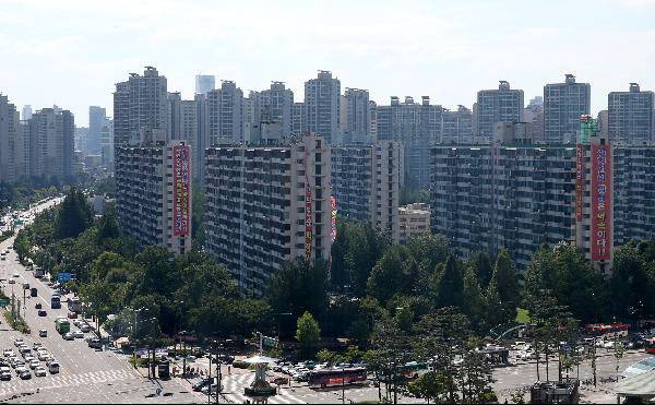 정부가 수도권 대부분을 규제지역으로 묶고 강남구 및 송파구 일부를 토지거래허가구역으로 지정하는 등 22번째 부동산 대책을 17일 냈다. 사진은 잠실주공5단지 전경./조선DB