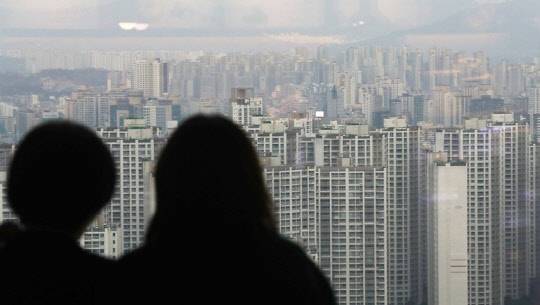 정부가 집값이 좀처럼 진정되지 않자 추가 규제 대책을 발표한다. 시민들이 잠실 롯데월드타워에서 송파구 일대 아파트 밀집지역을 바라보고 있다.<연합뉴스>
