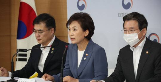 김현미(가운데) 국토교통부 장관이 부동산 대책 발표를 하고 있다. <연합뉴스>