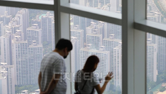 부동산 전문가들은 정부가 풍선효과를 근절하겠다며 고강도 규제 대책을 내놨지만 단기적 효과에 그칠 뿐, 장기적으로 집값 안정을 이루기 어려울 것으로 전망했다. 시민들이 롯데월드타워 서울 스카이 전망대에서 아파트 단지를 바라보고 있다.



<연합뉴스>