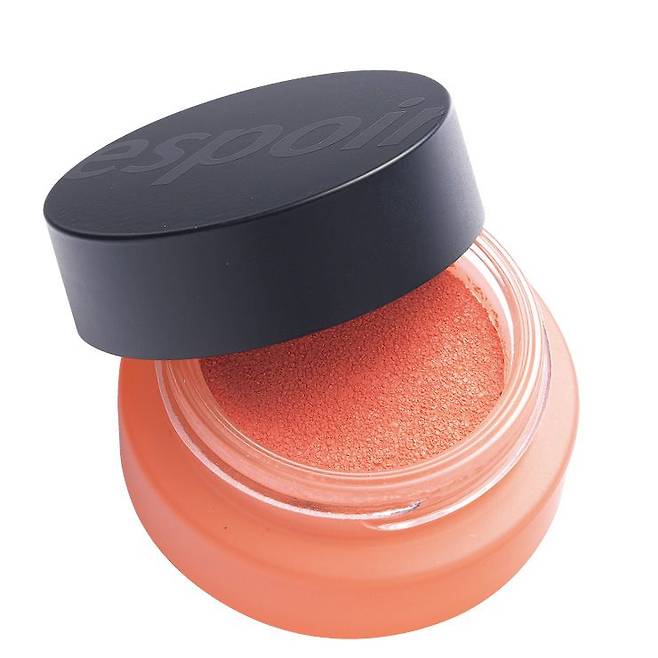 컬러 소르베, 파파야 코랄, 2만2천원, Espoir. 수채화 물감을 물에 푼 것처럼 스르르 발려 파우더리하게 밀착된다. 쿠션감이 느껴지는 바운싱 무스 텍스처로 립과 아이, 치크 등에 바르기 쉽다.