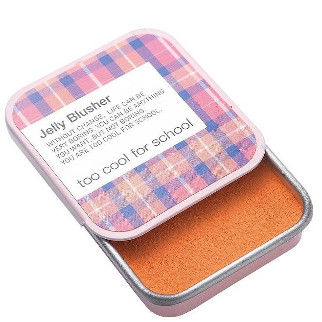 체크 젤리 블러셔, 02 애프리콧 샤벳, 1만2천원, Too Cool For School. 여름 햇살에 발그레 달아오른 ‘리얼 살구’ 얼굴을 연출하기에 제격. 피부 위에서 블렌딩이 잘되는 말랑말랑 텍스처, 주머니든 파우치든 쏙쏙 들어가는 콤팩트한 틴 케이스까지 소장욕구를 자극한다.