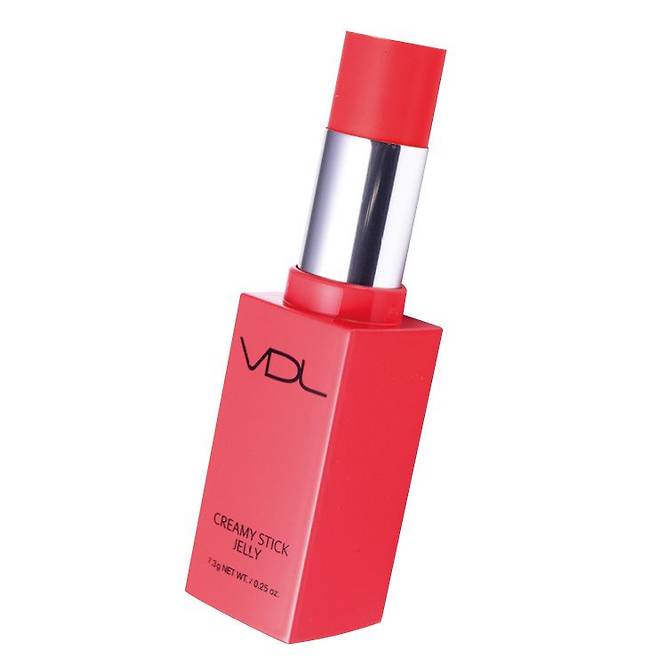 크리미 스틱 젤리, 103호, 2만5천원, VDL. 젤리처럼 투명한 스틱으로 양 볼에 슥슥 문지르기만 하면 과즙으로 물든 유리알 피부를 완성한다. 글로시한 마무리감 덕분에 입술에 덧바르면 볼륨감까지 더할 수 있다.