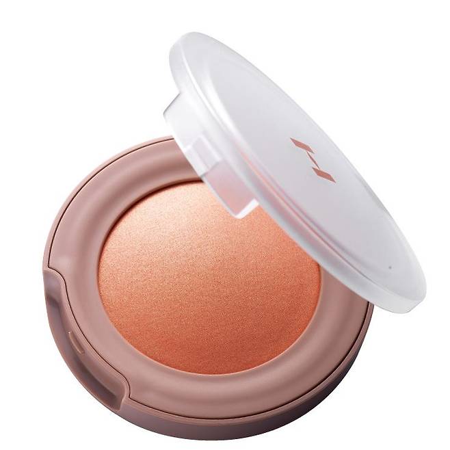 트루디멘션 글로우 치크 멜로우, 2만3천원, Hince. 핑크 피치 컬러에 섬세한 골드 펄을 더해 여름에 어울리는 시어한 광택까지 함께 표현한다. 피부 위에서 겉돌지 않고 자연스럽게 스미는 듯한 발림성, 섀도나 하이라이터로 바르기에도 넉넉한 ‘혜자’ 용량까지 대만족.