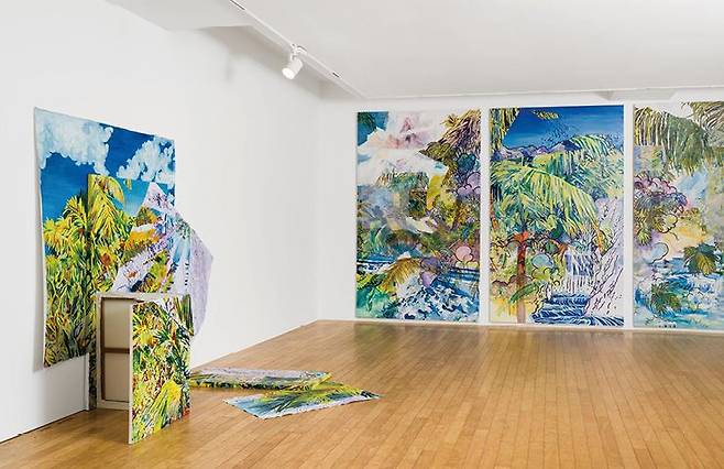 전혜림의 2019년 작인 〈그건 거기에 없는데〉와 2018년 작 〈퍼펙트 스킨〉, 2019년의 전시 〈육면체의 인덱스〉 중 일부를 전시한 합정지구.